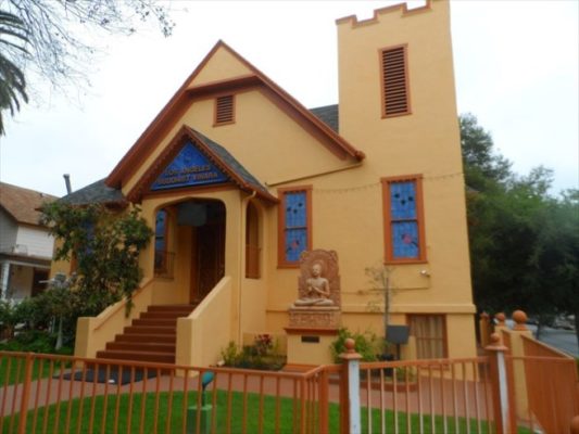 April’s New Year celebrations are is closely related to the New Year observances which take place at the same time in Thailand, Bangladesh, Cambodia, Laos, Burma, and parts of India. The New Year is known to the Sinhalese as Aluth Avurudda (අලුත් අවුරුද්ද) and to the Tamil as Puthandu (தமிழ்ப் புத்தாண்டு). For several years, Sinhala and Tamil New Year observances were held at Woodley Park (in Sepulveda Basin) before moving, this year, to Warner Center Park in Warner Center. The Kandy Esala Perahera is a Buddhist festival consisting of dances and decorated elephants and held in August. The annual Sri Lanka Day, held in August in Los Angeles County, is organized by the non-profit Sri Lanka Foundation. On offer are Sri Lankan food, fashion, jewelry, music, dance, art, theater, and more. Until 2015, when it moved to Pasadena, it was held in Santa Monica. Easter and Christmas are important for Christians, Muslims observe Hajj and Ramadan, and Tamils additionally observe Thai Pongal and Maha Shivaratri. SRI LANKAN ASSOCIATIONS AND ORGANIZATIONS Los Angeles’s Sri Lankan community is served by the Sri Lanka America Association of Southern California (founded in 1973 by Jayam Ratnam), the aforementioned Sri Lanka Foundation (founded in 2003 by Walter Jayasinghe), and Lancaster is also home to the Tamil Refugee Relief Org. The offices of the Consulate General of Sri Lanka are located, as with those of many consulates, on Wilshire Boulevard in Koreatown. Online there’s a website, Ransilu. I can’t read Sinhala but from what I can gather it’s maintained by the Culver City-based Ransilu Information Technology Foundation. The website is a curious mishmash of recipes, news, gossip, and provocative photos and videos mostly of Sri Lankan women. SRI LANKAN TEMPLES