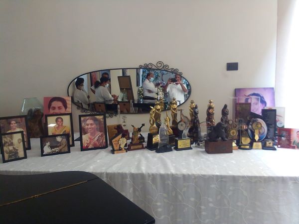  Remains of Visharada Neela Wickramasinghe flown in from Milan cremated at Kanatta – by Sunil Thenabadu 