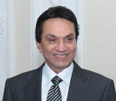Dr Ravindra Randeniya autographed eminent iconic actor conquered silver screen for over five decades – by Sunil Thenabadu