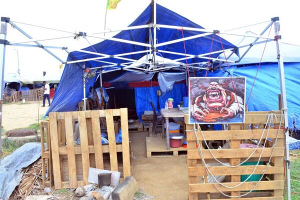 Protesters remove tents in Galle Face