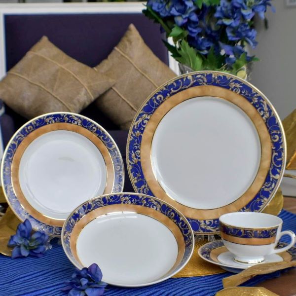 Dankotuwa porcelain plate with a classic blue design