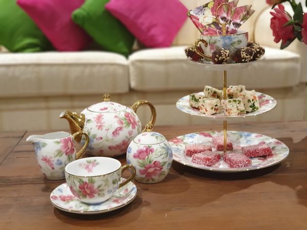 Colorful floral Dankotuwa porcelain plates