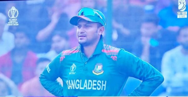 Bangladesh and questionable umpiring make for a sad day in cricketing history.  Sr Lanka bow out of World Cup. - BY TREVINE RODRIGO IN MELBOURNE.  (Elanka Sports Editor).