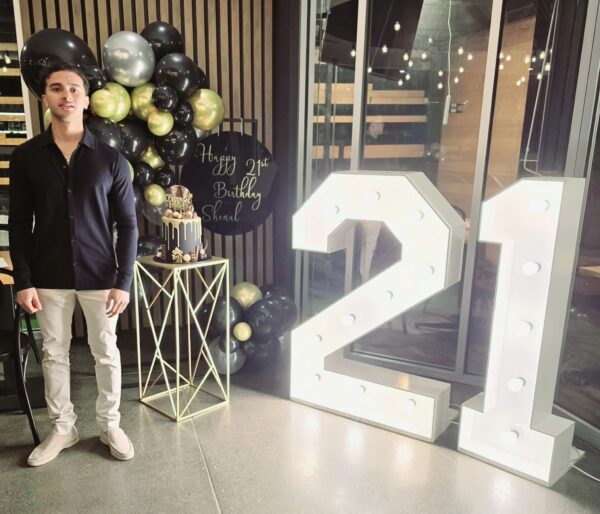 Shenal Rajapakse showed off his talent at a entertaining 21 birthday celebration at Trinco Bar and restaurant in Rowille - By Trevine Rodrigo