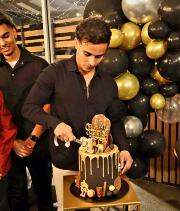 Shenal Rajapakse showed off his talent at a entertaining 21 birthday celebration at Trinco Bar and restaurant in Rowille - By Trevine Rodrigo