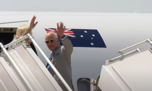 King and Queen wave farewell as they depart Australia