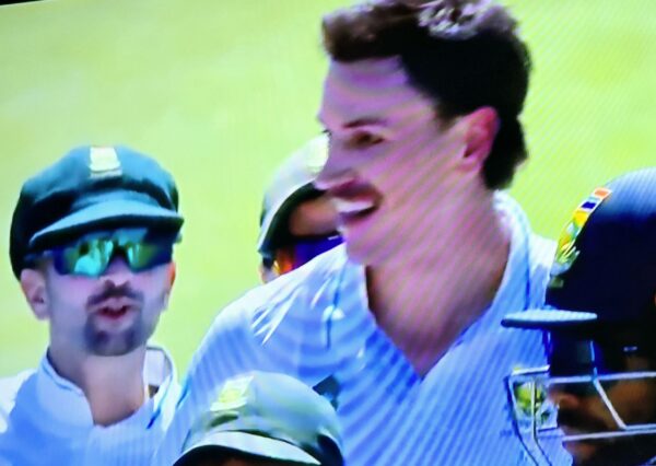 South Africa jump to number two with comprehensive thrashing of Sri Lanka. Humbled Lankans tumble from number three spot (1)