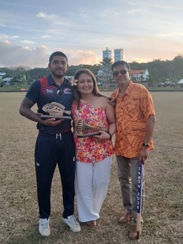 DARIUS VISSER WITH HIS PROUD PARENTS LIMA AND GERALD VISSER AFTER HIS KNOCK.