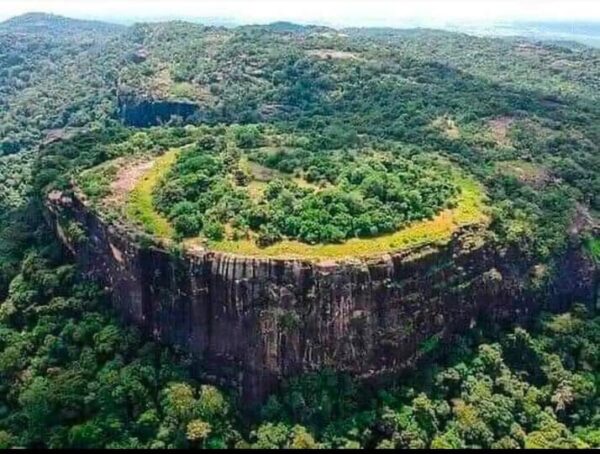 THE “ALIEN”ROCK IN SRI LANKA - Tino DE LA Motte