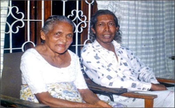 කපුගේ සිය මව සමග