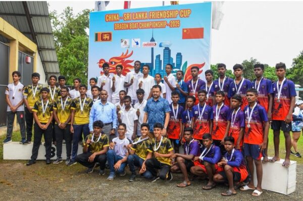 Boys winning teams with Rear Admiral Damien Fernando (Chief of Staff of Navy) and Captain (SBS) Chaminda Wijesiri