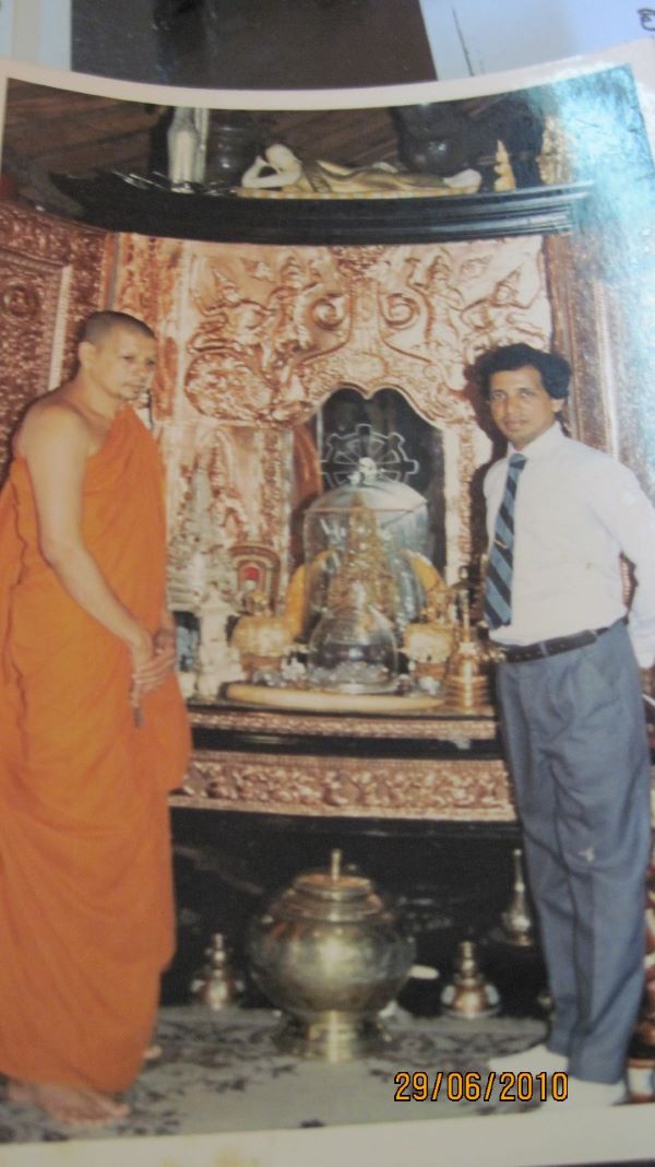 කපුදූව කණිෂ්ඨ විද්‍යාලයෙන් සිය ප්‍රාථමික අධ්‍යාපනය ලද කරුණාරත්නයන්ට , ගමේ විහාරස්ථානය වූ ගල්බොඩ ශ්‍රී සුනන්දාරාම විහාරස්ථ දහම් පාසල, සදහම් දැනුම මුවහත් කරගැනීමට මහෝපකාරී විය. කුඩා කල සිටම එතුමන් වෙතින් අධ්‍යාත්මික හා ඉගෙනීම කෙරෙහි ගැඹුරු නැඹුරුවක් විද්‍යාමාන විය. එම හැකියාවන් මැනවින් හඳුනාගත් දෙමව්පියන් ,පැවිදි ජීවිතයට සම්බන්ධ වීමට දරුවා ගේ කැමැත්තට සහාය දීමට තරම් බුද්ධි සම්පන්න වූහ. 1957 නොවැම්බර් 08 වැනිදා කරුණාරත්න කුළ දරුවා එවකට ගංගාරාම විහාරධිපති වූ දෙවිනුවර සිරි වාචිස්සර නාහිමියන්ගේ ආචාර්යත්වයෙන් පැවිදි බිමට පිවිසෙන්නේ ගල්බොඩ ඤාණිස්සර නමිනි. මාතර ශ්‍රී ධර්මාරාම හිමියන්ට විහාරස්ථානයක් ඉදිකිරීම පිණිස, දොන් ස්තියන් ද සිල්වා ජයසූරිය ගුණවර්ධන මුදලි විසින් , බේරේ වැව ඉස්මත්තේ මොරගොඩ ඇළට හා පෙට්ටිගල ඇළට මායිම්ව තිබූ වගුරු බිම් පෙත පරිත්‍යාග කරනු ලැබිණි. එම බිම් පෙත ගොඩකර 1883 දී තැනු ආරාමය ගංගාරාම විහාරය ලෙස නම් කරන ලදී.රත්මලානේ ශ්‍රී ධර්මාරාම හිමි අපවත් වීමෙන් අනතුරුව, වස්කඩුව ශ්‍රී සුභූති හිමි, වැලිගම ශ්‍රී සුමංගල හිමි, වැලිවිටියේ ධම්මරතන හිමිපාණන් වැනි අතිශ්‍රේෂ්ඨ යතිවරයාණන් වහන්සේලාට පසුව විහාරස්ථානයෙහි අධිපතිත්වය ලබන්නේ ගලබොඩ ඤාණිස්සර ස්වාමීන් වහන්සේය. ගංගාරාමයේ නායක ස්වාමින්ද්‍රයන් පසු කලෙක ගිලන්වීම නිසා, විහාර පරිපාලනයේ සම්පූර්ණ වගකීම ද යොවුන් වියේදීම ගලබොඩ ඤාණිස්සර ස්වාමීන් වෙත පැවරේ විවේකයක් ලද හැම විටෙක උන්වහන්සේ ජ්‍යෙෂ්ඨ භික්‍ෂූන් වහන්සේලාගේ මඟපෙන්වීම යටතේ ධර්ම හා පාලි ග්‍රන්ථ අධ්‍යයනයෙහි නිරත විය. පිරිවෙන් අධ්‍යාපනයෙන් අනතුරුව විද්‍යෝදය විශ්වවිද්‍යාල ප්‍රවේශ විභාගය සමත් ව 1962 දී විශ්විද්‍යාලයට ඇතුළත්වීමේ භාග්‍ය උන්වහන්සේ වෙත හිමි වේ . සිංහල, පාලි, බෞද්ධ සංස්කෘතිය යන විෂයන් හැදෑරූ උන්වහන්සේ 1965 දී උපාධිය හිමිකර ගැනීමට සමත්වේ. 2003 දී,මල්වතු පාර්ශ්වයේ සංඝ කාරක සභාව විසින්,ගල්බොඩ ඤාණිස්සර හිමිපාණන් ශ්‍රී ලංකාවේ බස්නාහිර පළාතේ සංඝනායක ලෙස පත් කරන ලදී. අස්ගිරි පාර්ශ්වයෙන් උන්වහන්සේට ආචාර්ය උපාධියට සමාන දර්ශන විශාරද සම්මානය පිරිනමන ලදී. උන්වහන්සේ එක්සත් ජනපදයේ ශ්‍රී ලංකා බෞද්ධ විහාරස්ථානවල සංඝනායක පදවිය ද හිමිවූ වූ නමුත්,කාර්යබහුලතාවය නිසා පසුව එම තනතුර අත්හැරියේය. නිරවුල් ,පැහැදිලි , ගැඹුරු තීක්ෂ්ණ බුද්ධියෙන් යුතුව පවත්වන ලද උන්වහන්සේගේ දේශනා විශාල ප්‍රේක්ෂක ආකර්ෂණයක් දිනා ගත්හ. සංකීර්ණ බෞද්ධ සංකල්ප ගිහියන්ට ගෝචර වන ආකාරයෙන් පැහැදිලි කිරීමට තෙරෙනුවන් විශේෂයෙන් දක්ෂ විය. උන්වහන්සේ සිය ඉගැන්වීම් තුළින් සිහිකල්පනාව, සදාචාරාත්මක හැසිරීම සහ දයානුකම්පාවේ වැදගත්කම අවධාරණය කළසේක. ගලබඩ ඥානිස්සර හිමිපාණන් විවිධ සමාජ සහන සලසන හා අධ්‍යාපනය යොවුන් පරපුර වෙත ලබාදීම සඳහා ප්‍රධාන කාර්යභාරයක් ඉටු කළහ. තරුණ භික්ෂූන් වහන්සේලා මෙන්ම ගිහි ශිෂ්‍යයින් උදෙසා ,කාලීණ විවිධ නව්‍ය පාඨමාලා සැලසුම් කිරීමට,උන්වහන්සේ පුරෝගාමීව කටයුතු කළහ . මෙම යතිවරයාණන්ගේ දැක්ම වූයේ ආගමික පදනම මත ලෞකික ජීවිතය සාර්ථක කර ගැනීම සහ දැයේ සංවර්ධනය වෙනුවෙන් කාර්මික විෂය මාලාවක් නිර්මාණය කිරීමයි. මෙම ප්‍රවේශය ශිෂ්‍යයන්ගේ අධ්‍යාත්මික පදනම ශක්තිමත් කළා පමණක් නොව නවීන ලෝකයෙහි සැරිසැරීමට අවශ්‍ය දැනුම හා කුසලතාවන්ගෙන් ඔවුන් සන්නද්ධ කළේය. Galaboda Gnanissara Thero 6