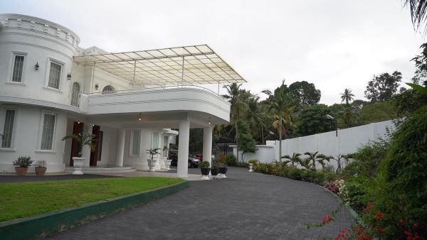 Luxury 4 - Bedroom Estate on 2 Acres in Piliyandala