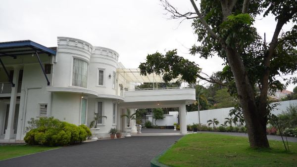 Luxury 4 - Bedroom Estate on 2 Acres in Piliyandala