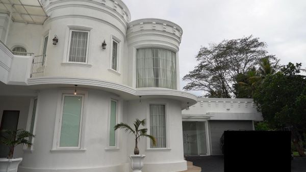 Luxury 4 - Bedroom Estate on 2 Acres in Piliyandala