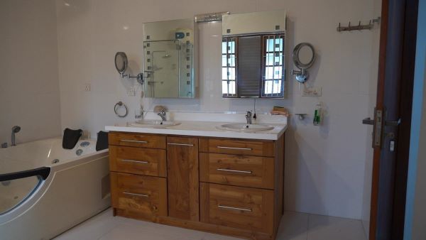 Luxury 4 - Bedroom Estate on 2 Acres in Piliyandala 